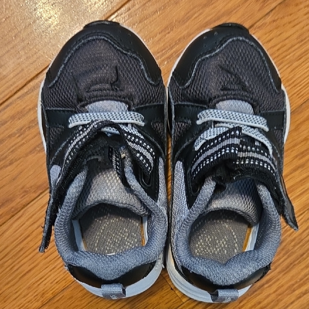 Stride Rite Kids Sneakers in Black and Gray